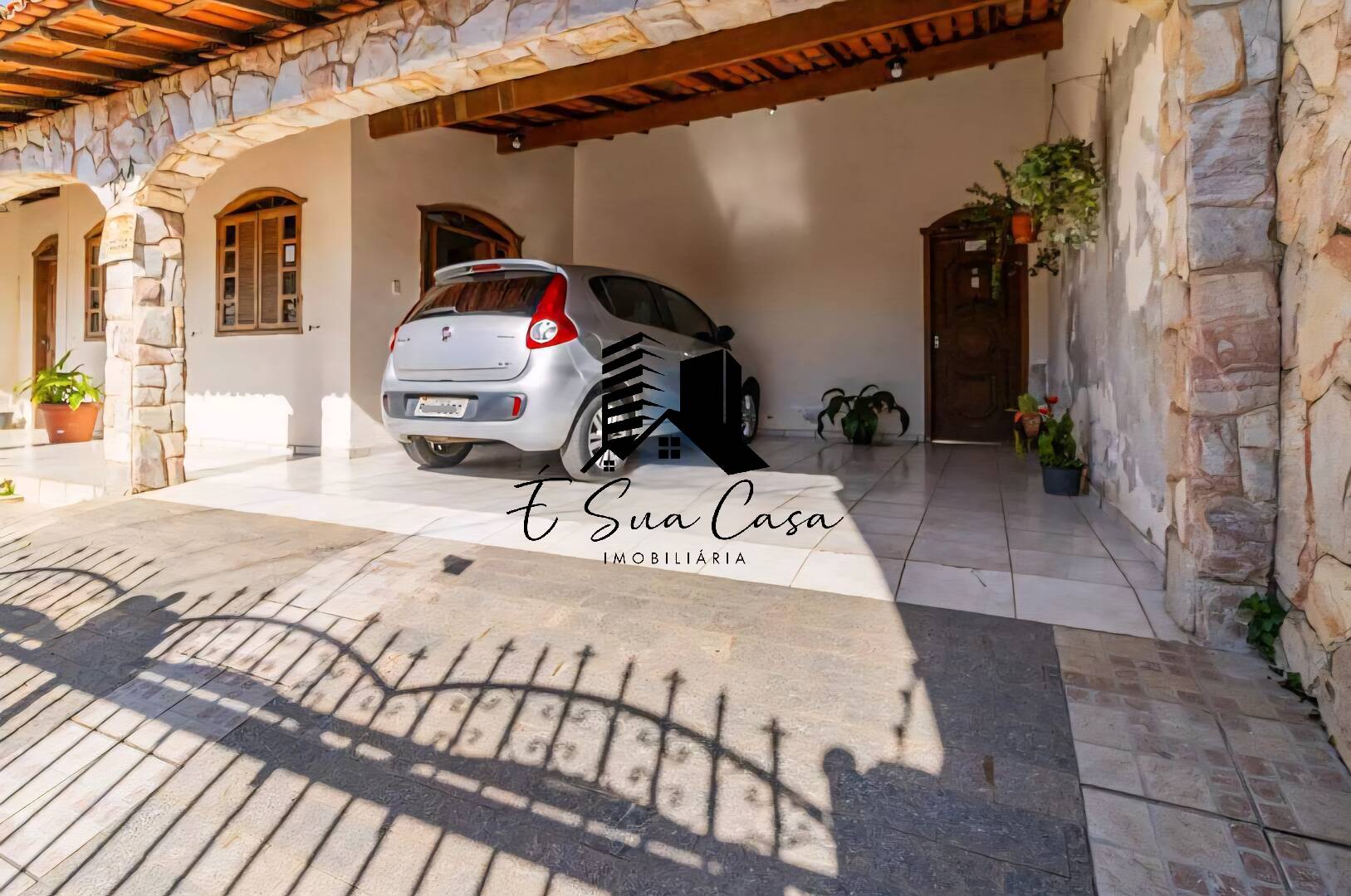 Casa à venda com 3 quartos, 360m² - Foto 1