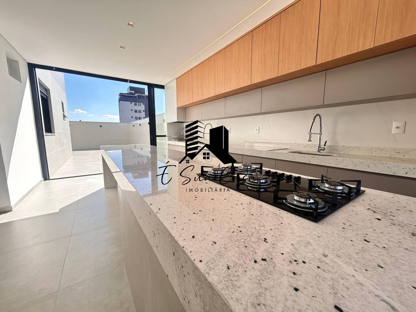 Apartamento para alugar com 3 quartos, 225m² - Foto 1
