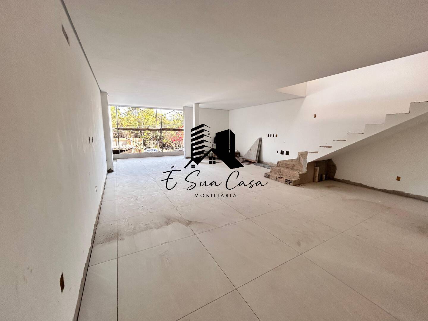 Casa à venda com 3 quartos, 230m² - Foto 1