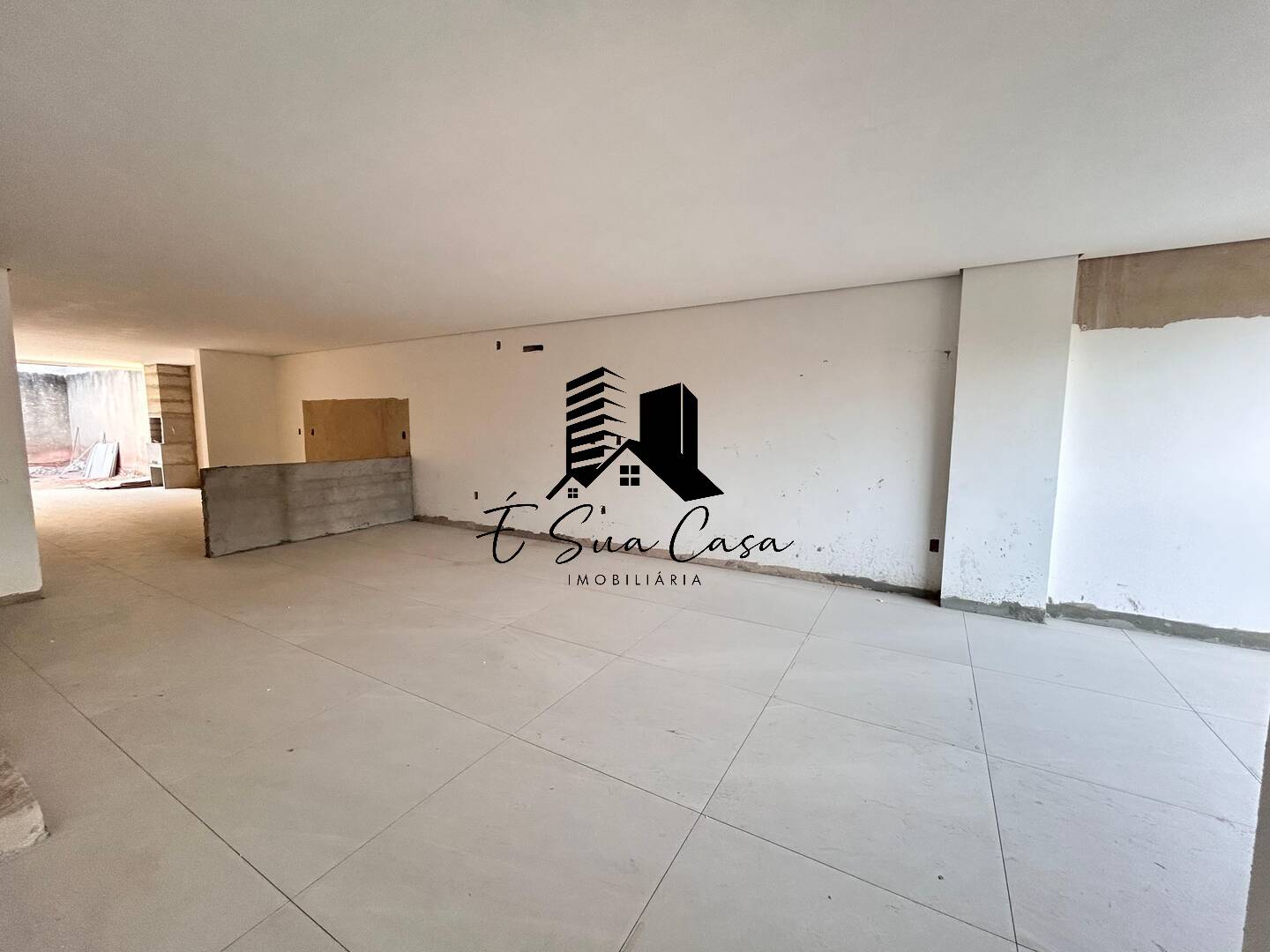 Casa à venda com 3 quartos, 230m² - Foto 2