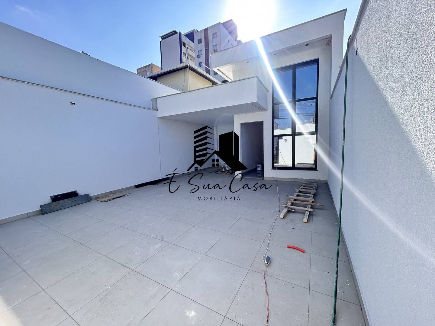 Casa à venda com 3 quartos, 116m² - Foto 1